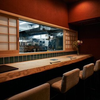 4名掛けの個室カウンター席。デートや接待など、様々なシーンに最適です。