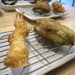 テンプラデンプラ - 料理写真:海老とピーマン・・海老も大きめ、ピーマンは肉厚。どちらも美味しい。お塩とねぎゆずで。