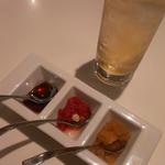 GUMBO&OYSTER BAR 二子玉川ライズ店 - 生牡蠣用のソース三種。ガーリックソイソース、トマトソース、ポン酢大根。