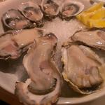 GUMBO&OYSTER BAR 二子玉川ライズ店 - 生牡蠣の盛り合わせ。奥にある小さいのがオーストラリア産、手前のは岐阜だったかな？やっぱり日本のは美味しすぎた。