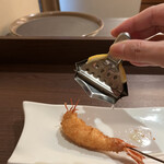 串かつ　にし川 - 海老ちゃんは、チュッとレモンを搾ってお塩でさっぱりと！