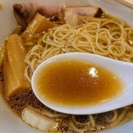 中華そば 深緑 - 黒出汁スープ
      
      厳選の7種の醤油をブレンドして火入れした醤油ダレ、
      醤油の旨みと、温度変化によりどんどんと変わる味。