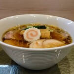 中華そば 深緑 - 黒出汁
      
      厳選の7種の醤油をブレンドして火入れした醤油ダレ、
      醤油の旨みと、温度変化によりどんどんと変わる味、
      そちらもお楽しみください。
      とのこと。