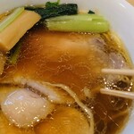 中華そば 深緑 - 黒出汁　1300円
      
      チャーシュー：知床鶏もも、もろみポーク2枚（バラ・肩ロース）
      
      もろみポークバラチャーシュー
      薄手ながらとても大きい。
      お肉の旨みたっぷり。