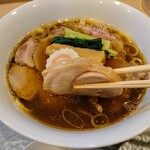 中華そば 深緑 - 黒出汁
      
      知床鶏ももチャーシュー
      柔らかくジューシー鶏の臭みもなど皆無
      旨味を閉じ込めた感じ。