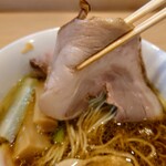 中華そば 深緑 - 黒出汁
      
      もろみポークバラ
      脂身がとても美味しい。
      まるでバターのような風味を感じます。
      やや薄手ながらとても大判で満足度が高いです。