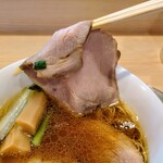 中華そば 深緑 - 黒出汁
      
      もろみポーク肩ロース
      ジューシーで肉の旨みたっぷり、
      程よい歯ごたえ脂身のバランスが good