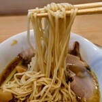 中華そば 深緑 - やたらと麺硬めを頼みたがる人たちに、
                                是非一度食べてみていただきたい。
                                
                                しっかり茹でた麺は、スープを取り込み、
                                麺に美味しさが染み込むタイプ。
                                お世辞にも腰が強いとは言えません。