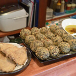 日の丸や - カウンターにずらりと並ぶ美味しうそうなおばんざい