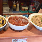 日の丸や - カウンターにずらりと並ぶ美味しうそうなおばんざい