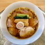 中華そば 深緑 - 黒出汁　1300円
      
      チャーシュー：知床鶏もも、もろみポーク2枚（バラ・肩ロース）
      
      濃口醤油：こだわりの醤油の香り 深く重なる旨み。