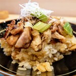 中華そば 深緑 - もろみポーク 炙り焼き丼 480円
      とても美味しいもろみポークに、炭火の香りをまとわせ、
      焼き鳥のタレを想わせる、甘みのある醤油ダレが合わせられ、
      ネギの香ばしさがとても合う。