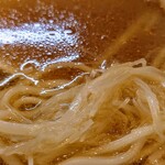 中華そば 深緑 - 魚介と相性の良い、極細白髪ネギがトッピングされています。