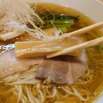 中華そば 深緑 - 極太メンマ
      
      柔らかく、
      鰹節を中心とした魚介出汁の、
      味付けが珍しい！