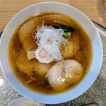 中華そば 深緑 - 長野県松本市の大久保醸造淡口醤油に、
      沢山の乾物と共に火入れをし、
      熟成させた淡口醤油ダレ。
      スープそのものの味を優しく味わえます。