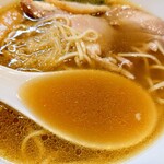 中華そば 深緑 - 黒出汁と同じ出汁とのことですが、
      口にすると明らかに魚介系が強い感じがします。
      説明の通り、淡口醤油と乾物いいでしたタレの違い。
      黒出汁よりは、何が入っているか、
      感じやすい味です。