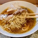 中華そば 深緑 - 麺はスープをよく吸い込み、
      どんどん旨みが増して行きます。
      柔らかめの麺は、喉越し最高。