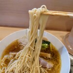 中華そば 深緑 - 麺は固めが好み
      という方には合わないかもしれません。
      しっかり茹でた麺は、スープを取り込み、
      麺に美味しさが染み込むタイプ。
      お世辞にも腰が強いとは言えません。