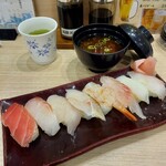 鮮魚売場直営 とれとれ寿司 - 天然魚おまかせ盛り合わせと赤だし