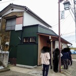 中華そば 深緑 - 火曜日 11時頃の行列
      
      この後、行列は20名超え！