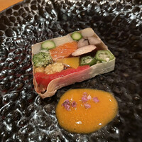 馳走紺屋 - 【箸　休】　富士サーモンと旬野菜の東寺巻き
