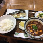 平和食堂 - 定食の味噌汁を+200円で豚汁に変更できる。