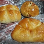 ペンギンベーカリー - 焼きたてのちくわパンうまし！、クリームパンもカスタードクリームがうまい。