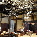 Hirokyuu Kuzu Hompo - 店内は桜の大きな生け花