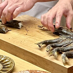片折 - 鮎の骨抜き作業　熱いって言いながら抜いています