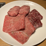 ビーフキッチン - 左上:上タン　　右上:特選ハラミ　　下:シンシン