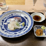 片折 - 黄金鯵と青バイ貝の刺身　胡瓜敷　醤油とポン酢