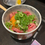 焼肉 裏天王寺安兵衛 - 炙りユッケ