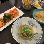 焼肉 裏天王寺安兵衛 - キムチ盛り合わせ、生せんまい、もやしナムル