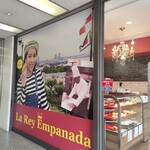 La Rey Empanada - お店の脇から店内の様子が見れます。シャンデリアに赤と黒を基調とした店内が素敵