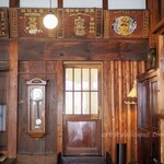 萬屋本店レストラン - この扉の向こうがダイニング