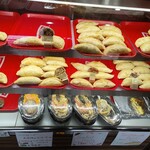 La Rey Empanada - ショーケースには色んな味のエンパナーダとパエリア、オムレツ、ソースが並んでいます。店内には出来たてコーナーも有りました。