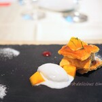 萬屋本店レストラン - マンゴーのミルフィーユ ココナッツアイスとフランボワーズソース