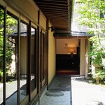 萬屋本店レストラン - ダイニングから見えていた庭