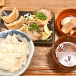 Nikujiru Gyouza No Dandadan - 「肉汁焼餃子＆自家製炙りチャーシュー定食」