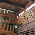 萬屋本店レストラン - 当時の神棚や商品の看板