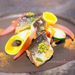 萬屋本店レストラン - 温前菜…鮎の燻製炙り焼きとアールグレイと セージ風味のキヌアのサラダ