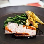 萬屋本店レストラン - 肉料理…鳥取県産ブランド豚 とっとんのロースト ゴーヤのサラダと茗荷の天ぷら わさび風味の赤ワインソース