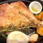 ヴィノテカ・メッシーナ - 朴訥な見かけからは予想を裏切る美味しさの鶏ロースト