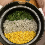 179447181 - トウモロコシ、ジャコ、万願寺とうがらしの炊き込みご飯。