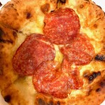 ヴィノテカ・メッシーナ - ルッコラ別添えが嬉しいサラミの花びら咲くピッツア