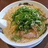 Rairai Tei - こってりラーメン780円(税込)麺硬め刻みネギ多め後り普通、ランチサービスの麺大盛。
                やっぱりこってり美味いね｡
                柔めではありますが、この細麺にこってりスープは豚骨ラーメン食ってる錯覚が襲ってきます！