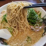 Rairai Tei - こってりラーメン780円(税込)麺硬め刻みネギ多め後り普通、ランチサービスの麺大盛。
                        やっぱりこってり美味いね｡
                        柔めではありますが、この細麺にこってりスープは豚骨ラーメン食ってる錯覚が襲ってきます！