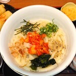 自家製 こめやのうどん - 冷たいキムチぶっかけうどん＋鯛ちくわ天