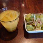 キッチンアンドカフェ ガヤ - ドリンクバーのオレンジジュースとサラダ