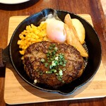 Kitchen&cafe GAJA - ハンバーグの鉄板　あまり加熱されてない感じ